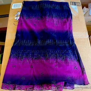 STUNNING Fitted stretch/elastic skirt with design